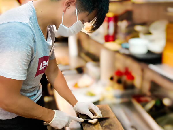 【調理スタッフ（次期店長候補）／正社員】◎勤務店は大津市末広町『butcher bar 十八』　◎店長候補として採用いたします　◎JR大津駅より徒歩1分　◎昇給・賞与あり　◎社員割引制度あり　◎資格取得支援制度あり