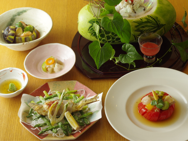旬の食材にこだわった創作料理は、
味はもちろん見た目も楽しませます。