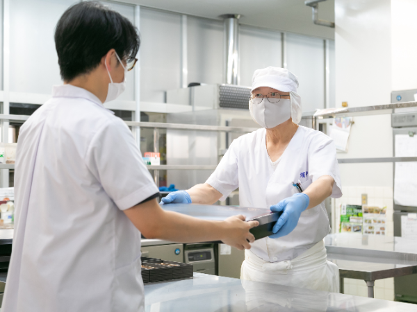 【パート】食材・食品の仕分け・野菜カット ★時給1,100円~・昇給あり ★未経験歓迎・シニア活躍 ★7:00~13:00の短時間OK・Wワーク可 ★社保完備・制服貸与・交通費規定支給・車通勤可 ★徳島市南沖洲