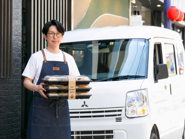 お弁当配送スタッフ 【午前のみ】1日3h・平日週3日~OK/土日祝休み/時給1120円~/扶養内◎/未経験歓迎・AT限定可
