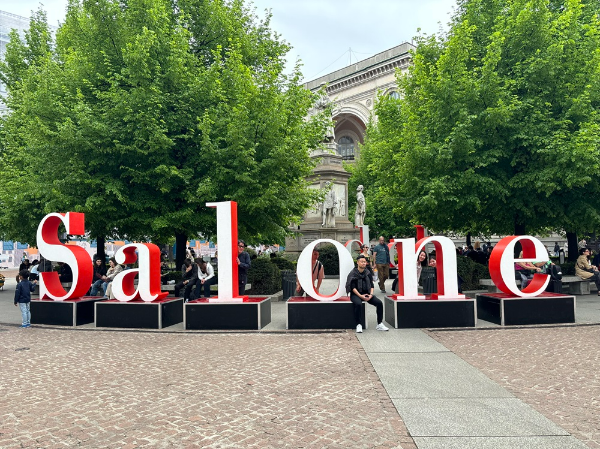 ミラノ市内の飲食店に家具のリサーチ