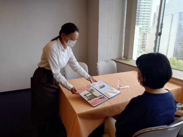 \宴会時ホールスタッフ/ パート・アルバイト★時給1250円★日祝休み ★交通費全額支給 ★学歴不問 ★経験活かせる ★食事補助あり (勤務地:大阪科学技術センター )