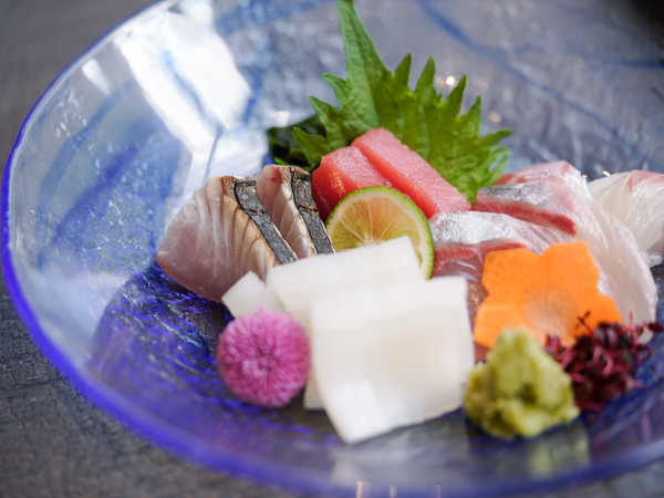 【アルバイト／接客】ホールスタッフ　★未経験OK　★駅徒歩5分　★各種手当あり&好待遇　　★昇給あり　★学歴不問　★交通費支給あり　★飲食店　★まかない無料 　★週1日3h〜　★年齢制限なし　★シフト自由　「鮨　なかもと」／株式会社ひでぞう