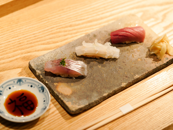 【アルバイト／調理】キッチンスタッフ　★未経験OK　★駅徒歩5分　★各種手当あり&好待遇　　★昇給あり　★学歴不問　★交通費支給あり　★飲食店　★まかない無料 　★週1日3h〜　★年齢制限なし　★シフト自由　「鮨　なかもと」／株式会社ひでぞう