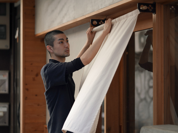 【正社員／寿司職人】ホール★未経験OK　★駅徒歩5分　★各種手当あり&好待遇　　★昇給あり　★学歴不問　★交通費支給あり　★飲食店　★週休2日　★まかない無料 ★お昼から　★年齢制限なし　「鮨　なかもと」／株式会社ひでぞう