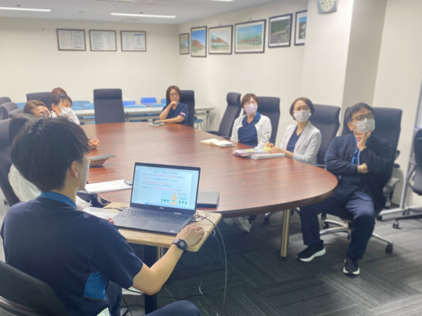 医療専門職とコミュニケーションをとりな
がら一緒に仕事をすることも多いです。