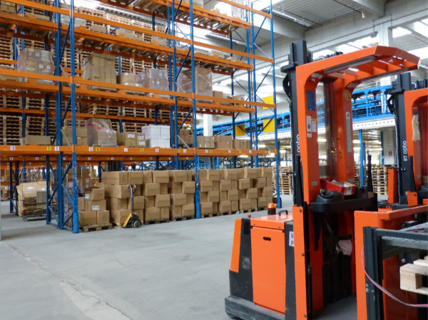 ペットフード工場内で、夜間・昼間のフォークリフト作業