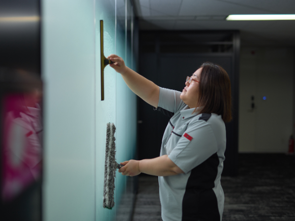 高時給♪朝6:30から2.5時間でOK♪週2日（火・木）または週3日（火・水・木）選べます♪【飯田橋のオフィスビル内での短時間清掃スタッフ】1日2.5時間の短時間でサクッと勤務♪丁寧な研修で未経験でもOK＊交通費規定支給［84］