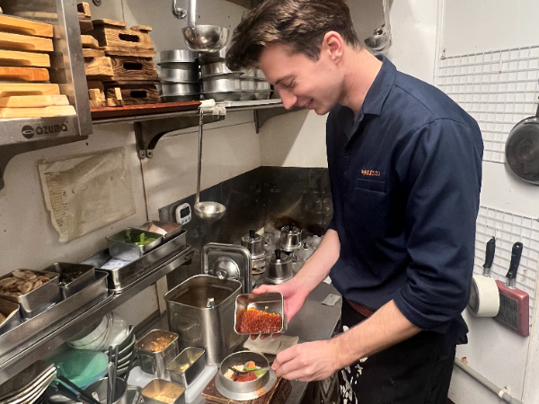 幅広い年齢層、国籍のスタッフが活躍しています!