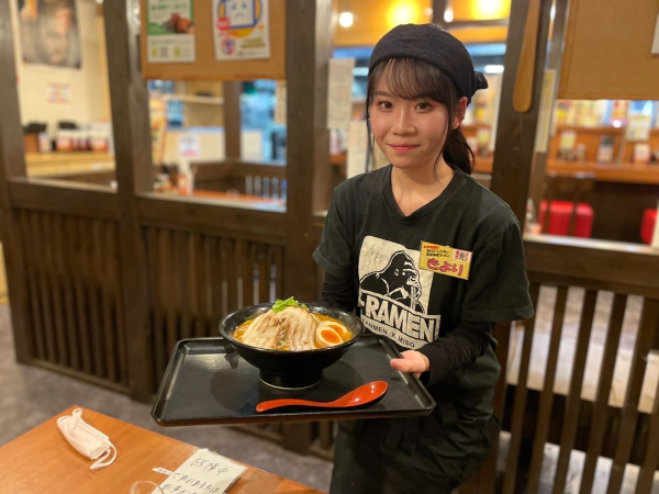 【ホール・キッチンスタッフ/正社員】★未経験歓迎 ★学歴不問 ★週休2日(シフト制)★資格取得支援制度あり ★車・バイク通勤OK ★美味しいまかないつき ★チャンスあふれる会社です!★マルキン本舗きららシティ店