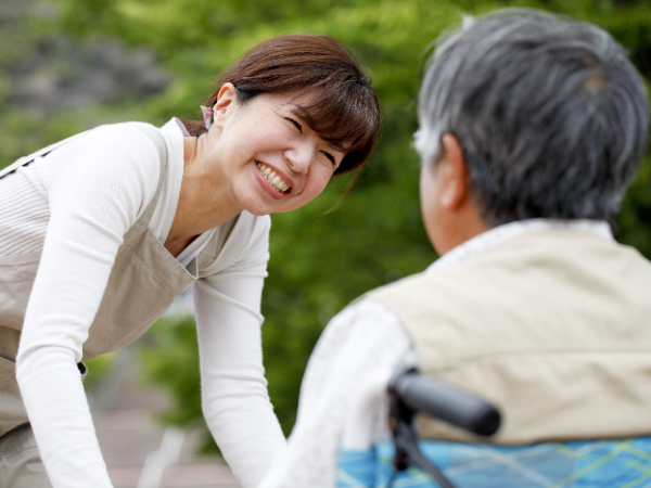 【パート・アルバイト】住宅型有料老人ホームの介護職員 ◆2023年3月オープンのキレイな施設 ◆週3日~OK!◆早番遅番&残業なし ◆未経験歓迎!丁寧な研修あり ◆マイカー通勤可&無料駐車場あり