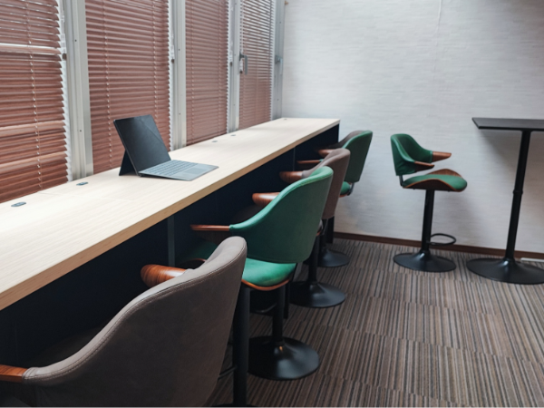 休憩カフェスペースや300円ランチの食堂が人気