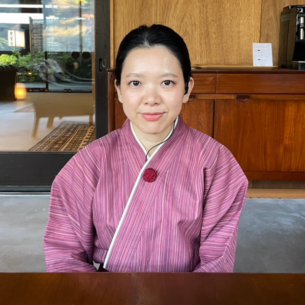 フロント / ヨガインストラクター/青木 ひとみ