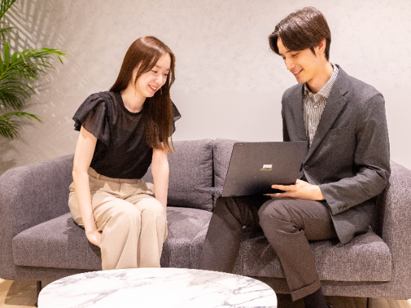 【法人営業職｜正社員】◎自社商材「グローバルWiFi®」の法人営業職 ◎月給25万円～ ◎完全週休2日制（土日祝）＆年間休日127日 ◎東証プライム上場企業◎福利厚生充実 ◎特別休暇あり