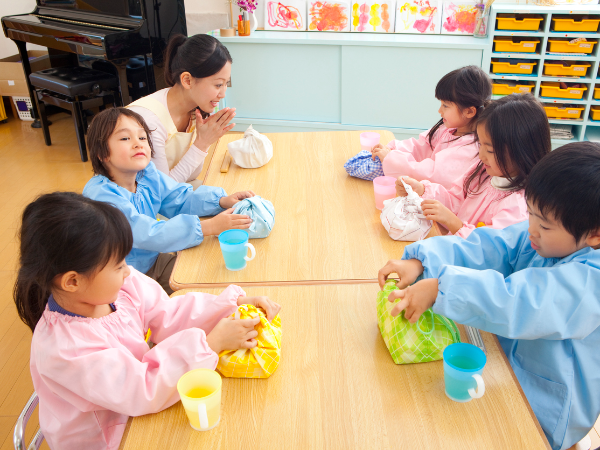 【西馬込駅】幼稚園で担任の先生のサポートをしませんか?/1日3時間~でOK!EMN1006@有資格