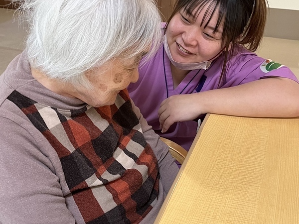 【介護スタッフ/正社員】昇給あり★ 賞与年2回★ 手当充実★ 残業ほぼなし★ 週休2日制★ 年間休日120日★ 車バイク通勤可★ 資格取得支援制度あり★ 経験活かせる★