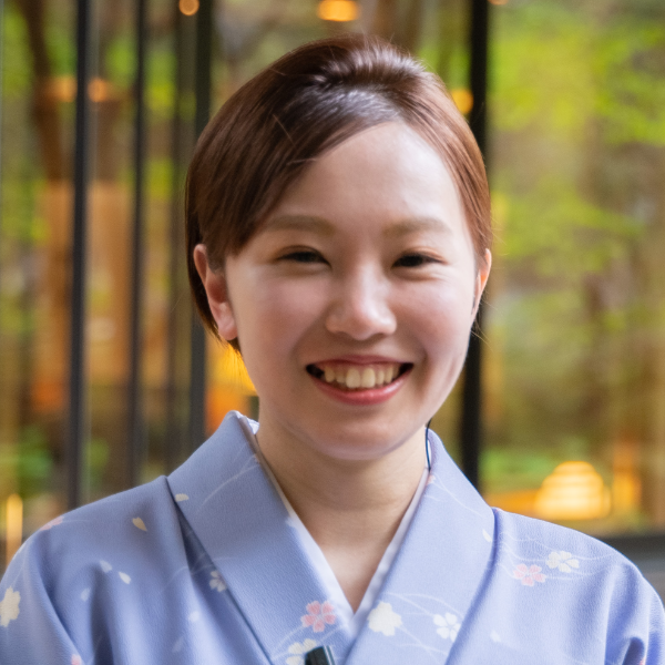 仲居(客室係)/佐藤 里奈