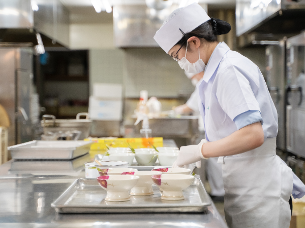 【料理人/正社員】★幹部候補募集★昇給あり ★賞与あり ★学歴不問 ★社員寮あり ★充実の研修制度 ★社内イベントあり ★車・バイク通勤OK ★人間的にも成長できる環境です!