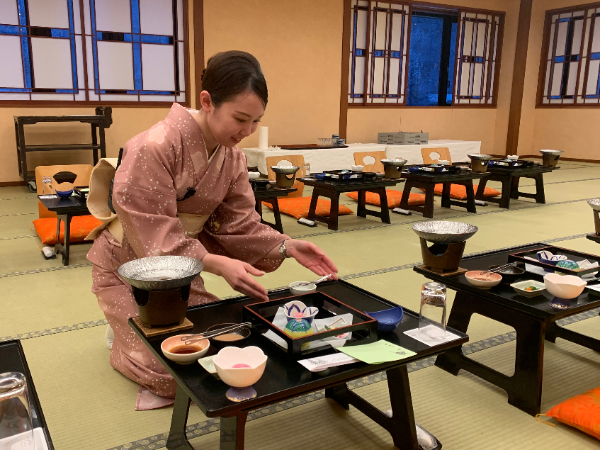 お部屋へのご案内とお食事のご提供が主な仕事です