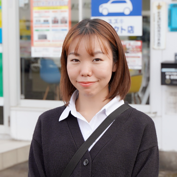 フロント/河野 萌加