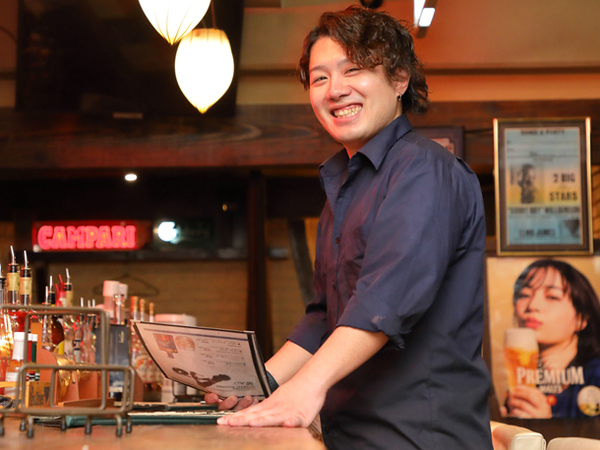 【正社員/接客スタッフ:NUTS CAFE Nights(ナッツ カフェ ナイツ)】<80%以上が中途入社★>未経験大歓迎!人気のアメリカンダイニングバー!経験・能力を最大限考慮します!有給取得率100%◎まかないあり★