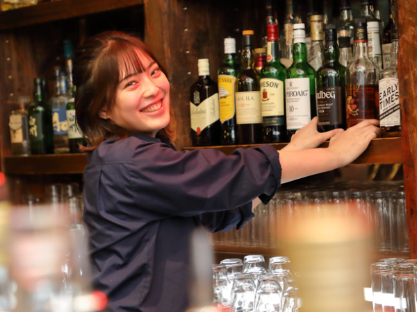 【準社員/接客スタッフ:NUTS CAFE Nights(ナッツ カフェ ナイツ)】\未経験スタートも応援/働きやすい環境をご用意◎≪4週8休・残業なし≫プライベートも大事にできる★同業種からの転職も歓迎!お休み・希望休も考慮!24時退社で深夜の長時間労働もなし!無資格OK・学歴・年齢不問!