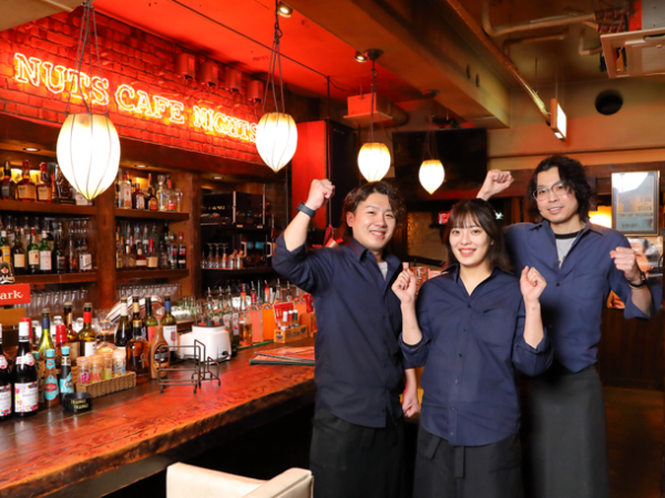 【アルバイト/接客スタッフ:NUTS CAFE Nights(ナッツ カフェ ナイツ)】未経験OK!週1日~×4時間~勤務OK。すすきの駅5分の大人気アメリカンダイニングバー!20代・学生スタッフが多く活気あるお店で楽しく働けますよ美味しいまかない付きでお腹も満足。学校帰りのバイトにもオススメ!