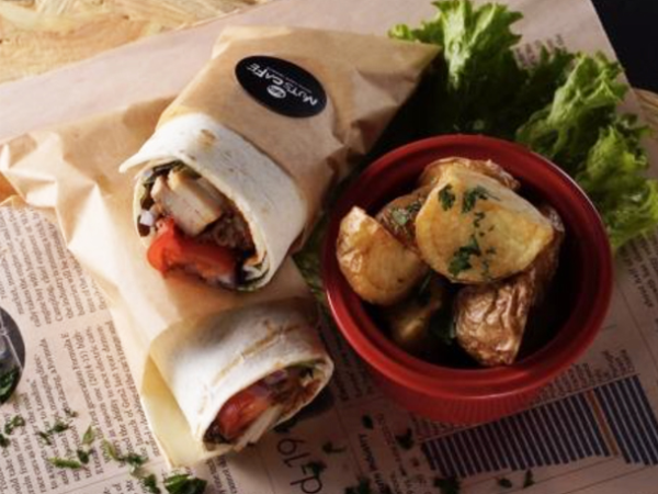 【正社員/調理スタッフ(副料理長候補) :NUTS CAFE Nights(ナッツ カフェ ナイツ)】<月給28万円~+賞与あり◎>80%以上が中途入社★これまでの経験を活かして更なるキャリアアップへ!有給取得率100%◎充実の福利厚生で転職も安心!経験・能力をしっかり考慮しますので給与面をご安心を!