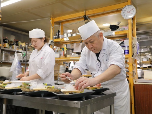 【正社員/調理スタッフ(副料理長候補) :十方夷第(じゅっぽうえびすだい)大蔵店】<月給28万円~+賞与あり◎>80%以上が中途入社★お店を引っ張ってくれる中堅社員を募集。これまでの活躍・実績は最大限考慮!札幌に数店舗飲食店を経営する安定企業なので安心して転職可能!入社日に細かな調整OK!有給取得率100%◎