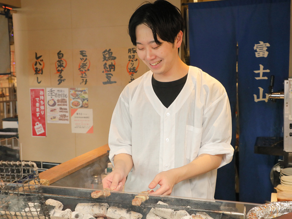 【アルバイト/キッチン補助スタッフ:焼鳥 富士山 狸小路店】\通いやすい!!狸COMICHI内/履歴書不要ですぐ応募!普段あまり料理をしない方も・飲食バイトが初めての方も応募OK★≪髪色・ピアス・カラコン全部OK★≫週2日~×3時間~無理なくシフト調整OK!卒業までなど短期での勤務も相談にのります♪まかないあり/友達と応募OK