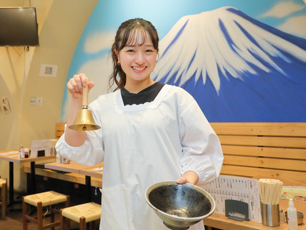 【アルバイト/ホールスタッフ:居酒屋 富士山】≪髪色・ピアス・カラコン全部OK★≫履歴書不要ですぐ応募!モバイルオーダー制で業務負担少なめ◎週2日~×3時間~無理なくシフト調整OK!卒業までなど短期での勤務も相談にのります♪まかないあり/友達と応募OK