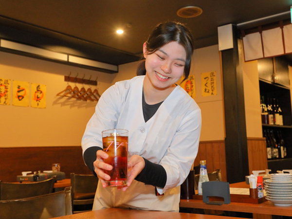 【アルバイト/ホールスタッフ:鳥いち】≪2025年1月New OPEN≫≪髪色・ピアス・カラコン全部OK★≫オープニングスタッフ募集→履歴書不要ですぐ応募!モバイルオーダー制で業務負担少なめ◎週2日~×3時間~無理なくシフト調整OK!卒業までなど短期での勤務も相談OK♪まかないあり/友達と応募OK