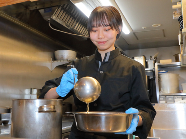 【アルバイト/仕込みスタッフ：和牛 しゃぶしゃぶ すき焼 富士山】簡単作業メイン！≪接客ゼロの完全裏方≫未経験の方も大歓迎！食材をカットしたり仕込みメインにお任せ◎学生さんも多数活躍中★履歴書不要/まかないあり/週2～OK