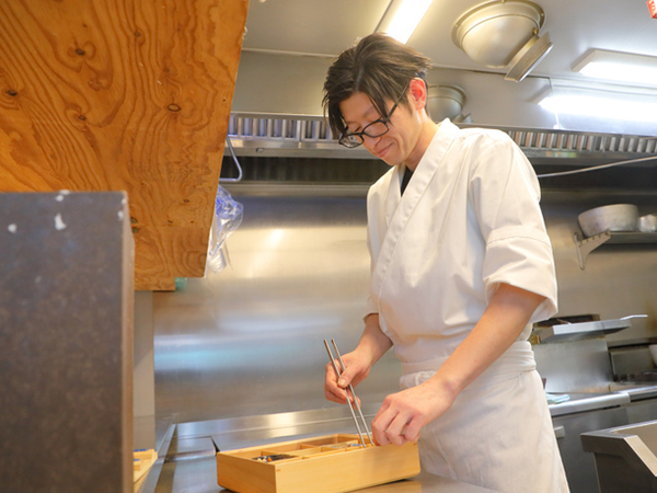 【アルバイト/キッチン補助スタッフ:和牛 しゃぶしゃぶ すき焼 富士山】\通いやすい!!ルトロワ内/履歴書不要ですぐ応募!普段あまり料理をしない方も・飲食バイトが初めての方も応募OK★≪髪色・ピアス・カラコン全部OK★≫週2日~×3時間~無理なくシフト調整OK!卒業までなど短期での勤務も相談にのります♪まかないあり/友達と応募OK