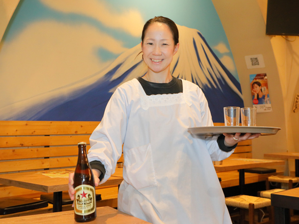 【正社員/店舗スタッフ:大衆酒場富士山 札幌大通本店】女性管理職の在籍→異業種からに転職も歓迎◎≪入社半年で"副店長"月給30万円≫の実績あり★頑張りはしっかり評価!札幌市外の転勤がないのも嬉しいポイント!髪色自由/産休育休取得実績あり/時短制度などの多様な働き方あり