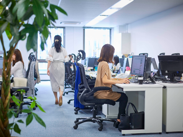 ワンフロアで開放的な社内です