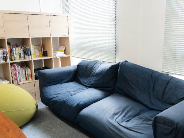 ソファがあるので、誰でもくつろいでOK
