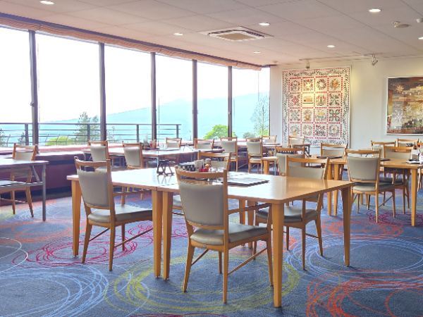 ●レストランサービススタッフ/4~11月限定