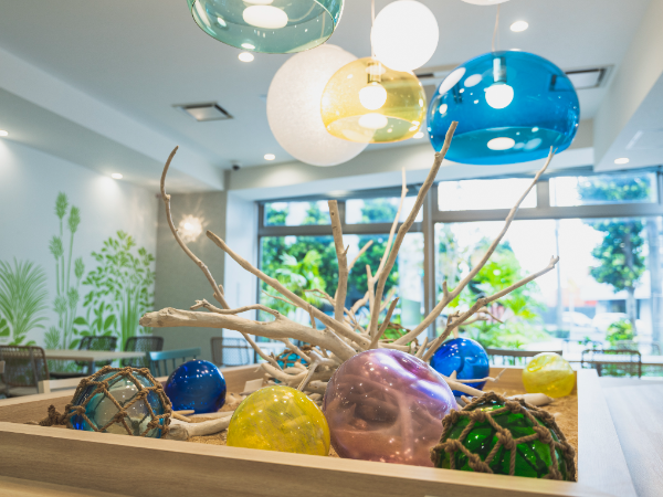 青を基調とした解放感のあるレストラン