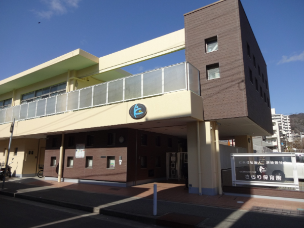 おひさまの光がたくさん入る保育室からは、
子どもたちの元気な声が聞こえてきます。