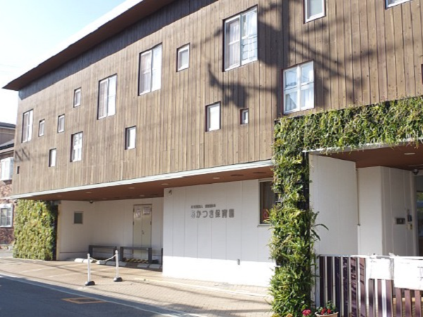 木のぬくもりが感じられる、
自然と調和した雰囲気の園舎です。