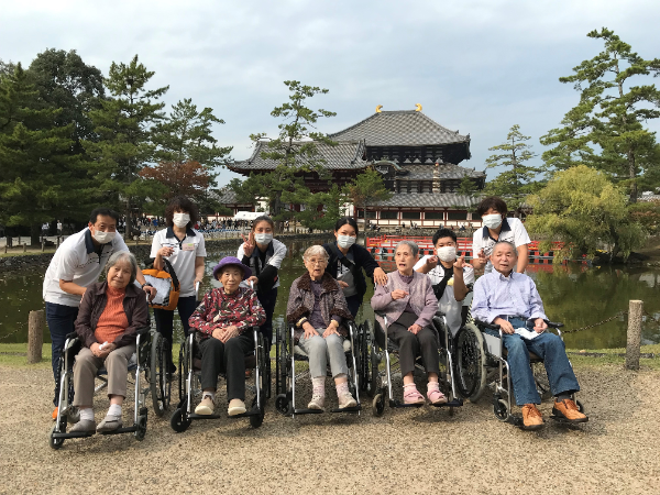 季節ごとに行事を開催しています。
2023年度は奈良公園に行きました。