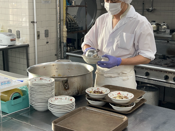 「遊づる」の調理スタッフ　★シフト応相談　★残業なし　★1食300円（昼食）の提供あり　★車通勤可