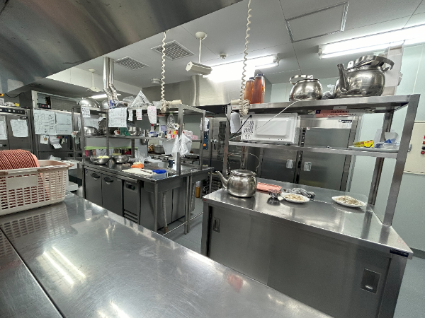 清潔な厨房で
衛生的に調理に取り組むことができます。