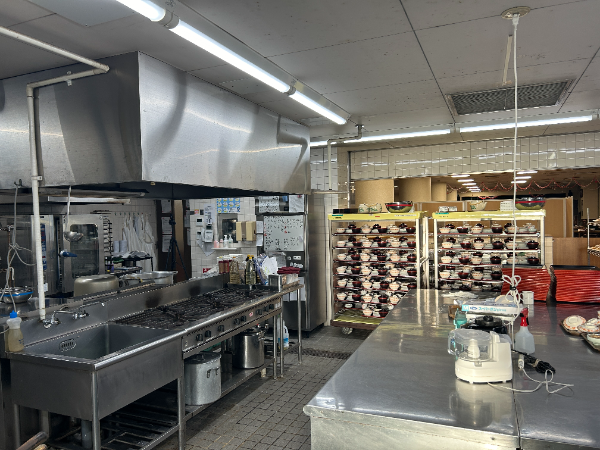 清潔な厨房で
衛生的に調理に取り組むことができます。