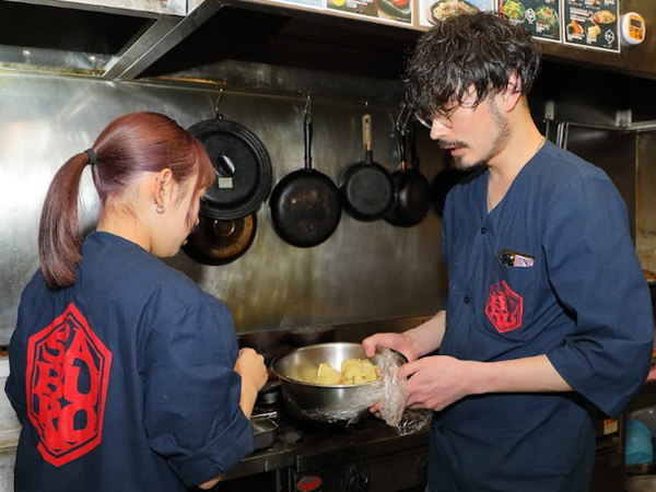 【正社員/料理長候補：大衆海鮮酒場 さぶろう 札幌別邸】これまでのキャリアは存分に考慮！札幌市内に17店舗の飲食店を運営する安心企業◎安定企業だからこその好待遇がココにあり★賞与・昇給・各種手当バッチリ！お休みもしっかり◎家族想いの待遇もご用意！