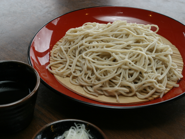 地元産そば粉を使って毎日丁寧に
手打ちしています。