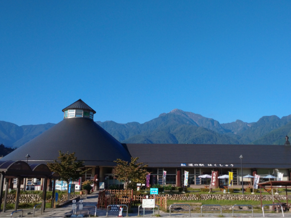 【GW期間限定】道の駅内食堂のキッチンスタッフ/直売所スタッフ|時給1300円|車・バイク・自転車通勤OK(駐車場無料)|未経験・ブランク歓迎|道の駅はくしゅう