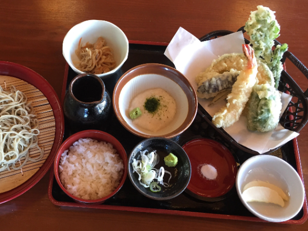 食材準備・盛付・洗い物・店内清掃など