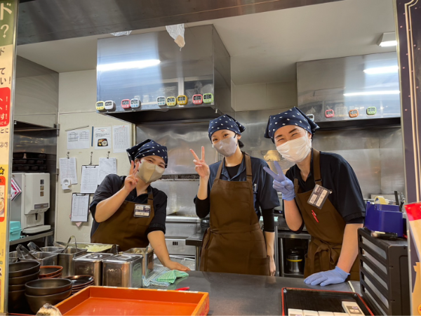 港北上りPA内/キッチン・売店スタッフ◆未経験歓迎/正社員登用実績多数/1日5時間~/バイク、自転車通勤OK/学生・主婦(夫)Wワーク歓迎!